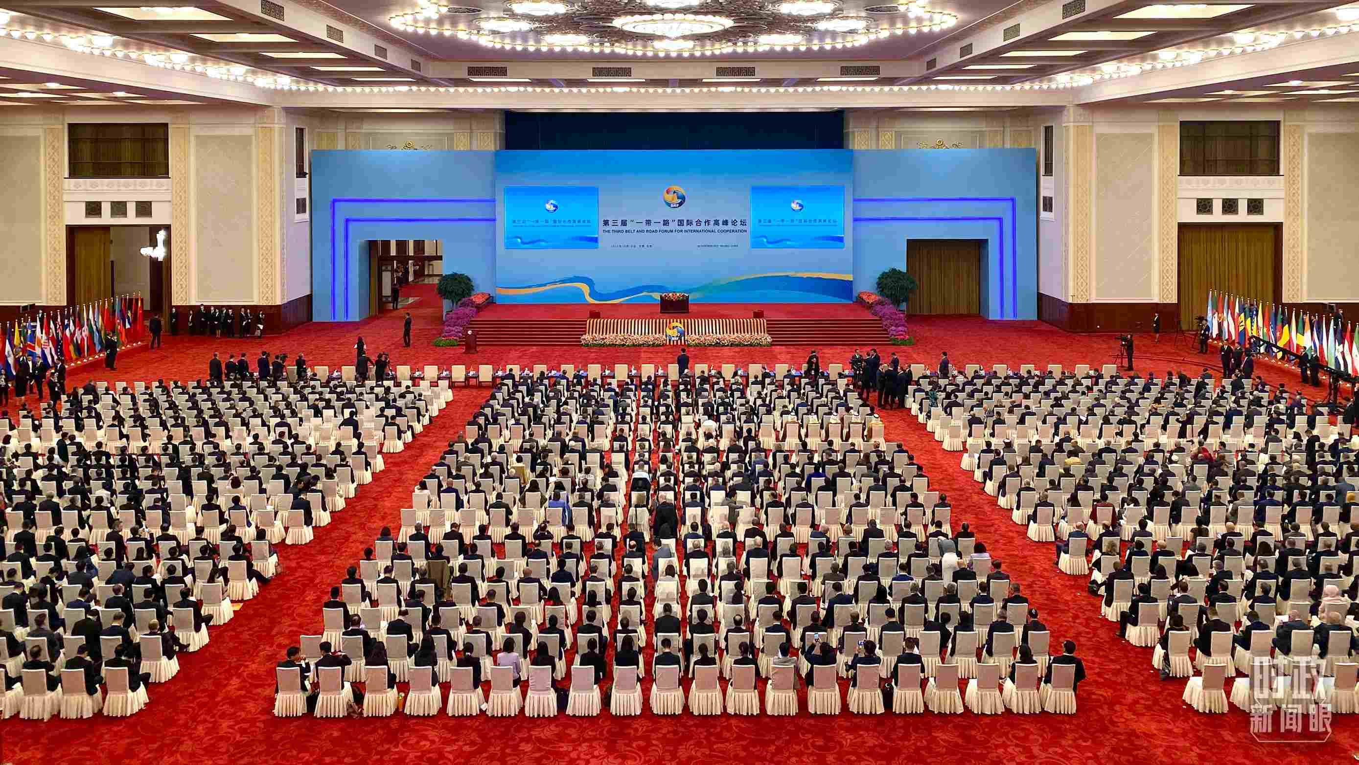 △人民大會(huì)堂宴會(huì)廳。這是開幕式之前的現(xiàn)場(chǎng)。（總臺(tái)央視記者李增仁拍攝）