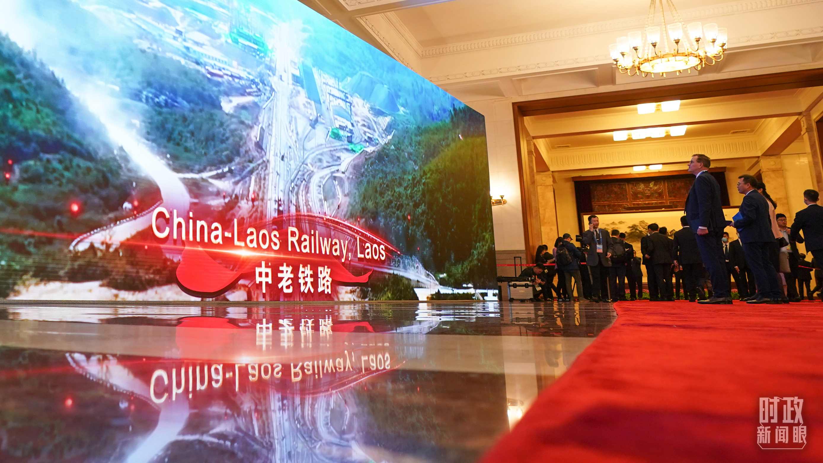 △人民大會(huì)堂，參會(huì)人員駐足了解“一帶一路”標(biāo)志性項(xiàng)目。（總臺(tái)國(guó)廣記者李晉拍攝）
