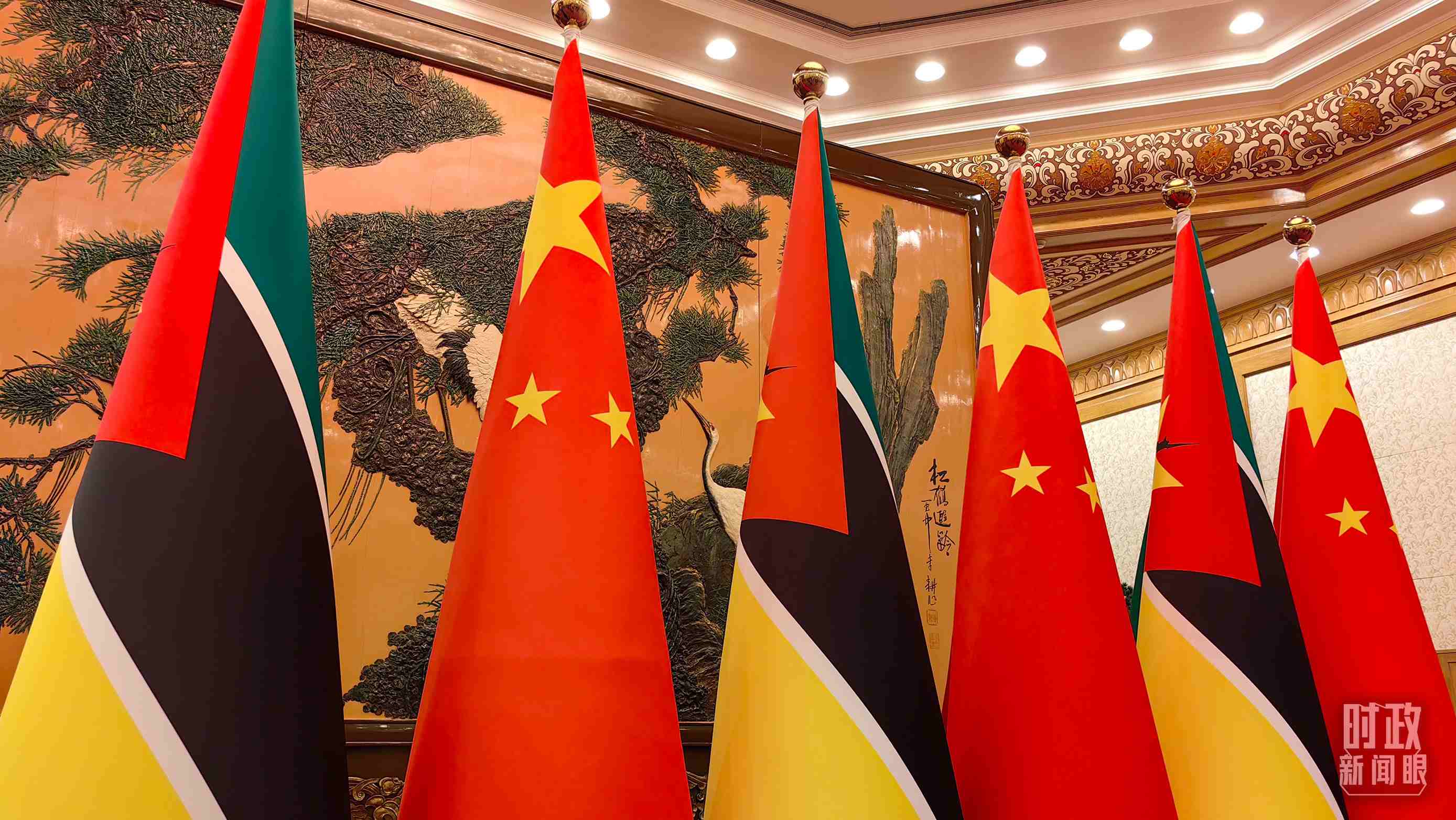 △會(huì)見現(xiàn)場(chǎng)，中國(guó)、莫桑比克兩國(guó)國(guó)旗。（總臺(tái)央廣記者潘毅拍攝）