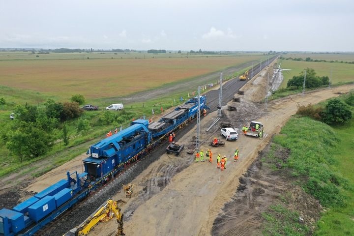 這是匈塞鐵路匈牙利段孔圣米克洛什-陶什站施工現場（5月30日攝，無人機照片）。新華社發(fā)（中國中鐵匈塞鐵路項目經理部供圖）