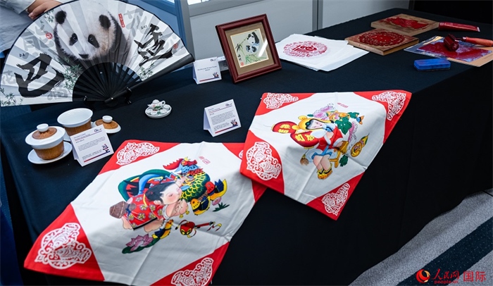 活動(dòng)現(xiàn)場(chǎng)的現(xiàn)場(chǎng)文創(chuàng)展、互動(dòng)體驗(yàn)區(qū)、非遺區(qū)展示。人民網(wǎng) 郭錦標(biāo)攝