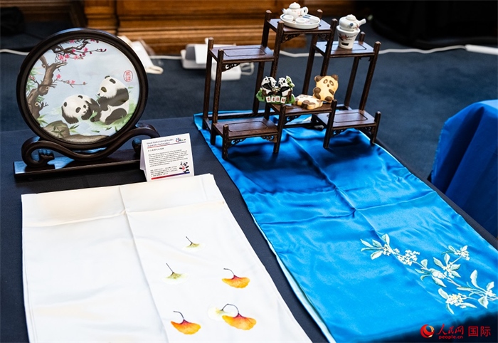 活動(dòng)現(xiàn)場(chǎng)的現(xiàn)場(chǎng)文創(chuàng)展、互動(dòng)體驗(yàn)區(qū)、非遺區(qū)展示。人民網(wǎng) 郭錦標(biāo)攝