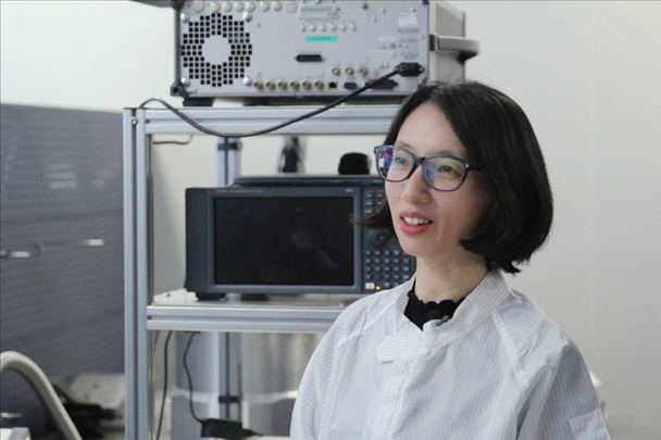 李婧在中國(guó)科學(xué)院紫金山天文臺(tái)毫米波和亞毫米波技術(shù)實(shí)驗(yàn)室。（受訪者供圖）