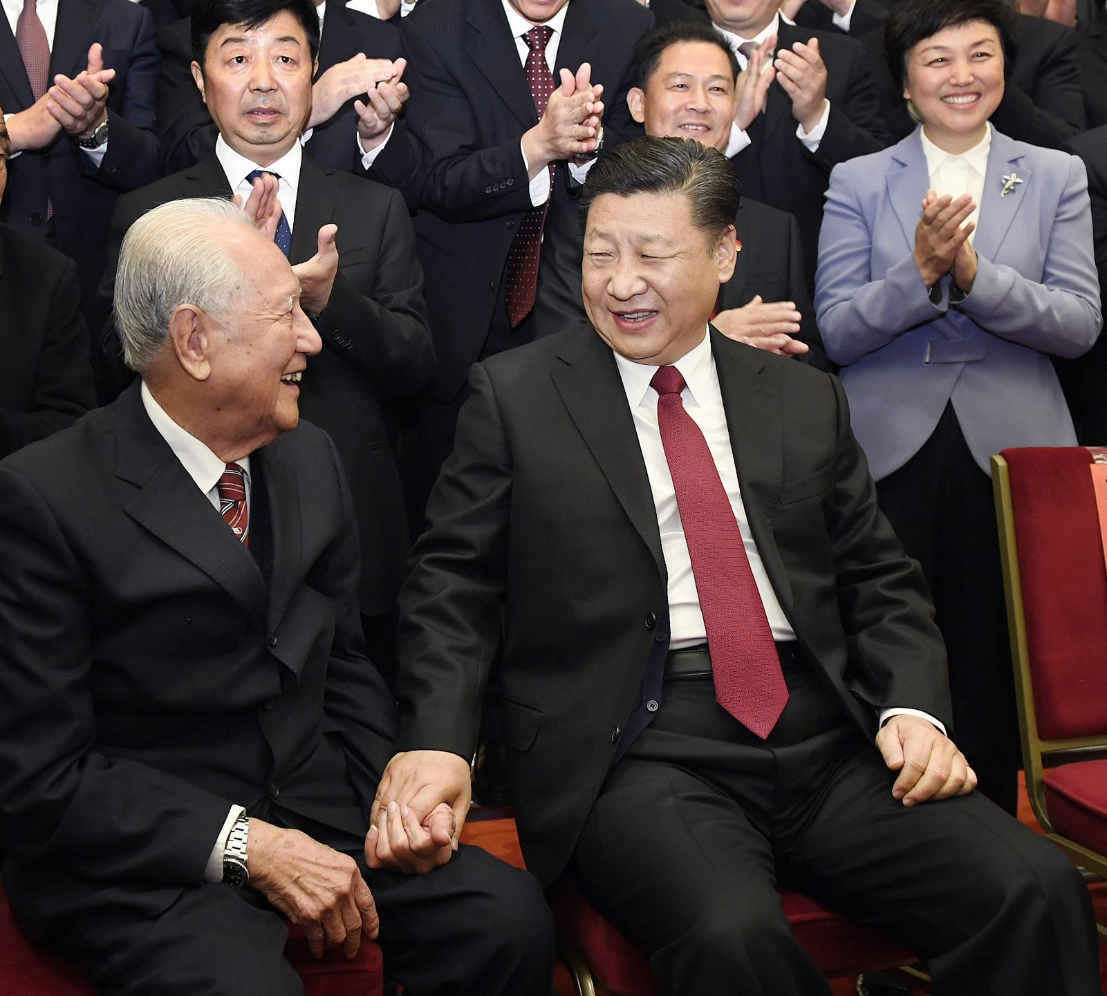 2017年11月17日，全國(guó)精神文明建設(shè)表彰大會(huì)在北京人民大會(huì)堂舉行。圖為習(xí)近平邀請(qǐng)黃旭華代表坐在自己身邊合影。