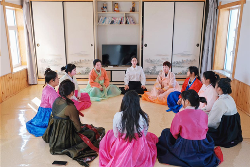 2023年6月，楊麗娜（后中）對(duì)擔(dān)任民宿管家的光東村村民們進(jìn)行標(biāo)準(zhǔn)化培訓(xùn)。（新華社記者金津秀攝）