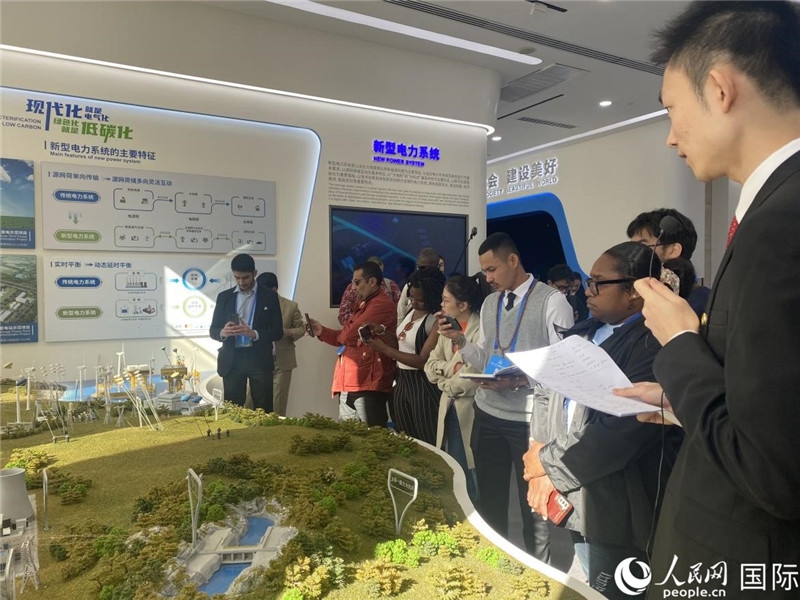 2023“一帶一路”媒體合作論壇聯(lián)合采訪團參訪中國能建。人民網記者 于洋攝