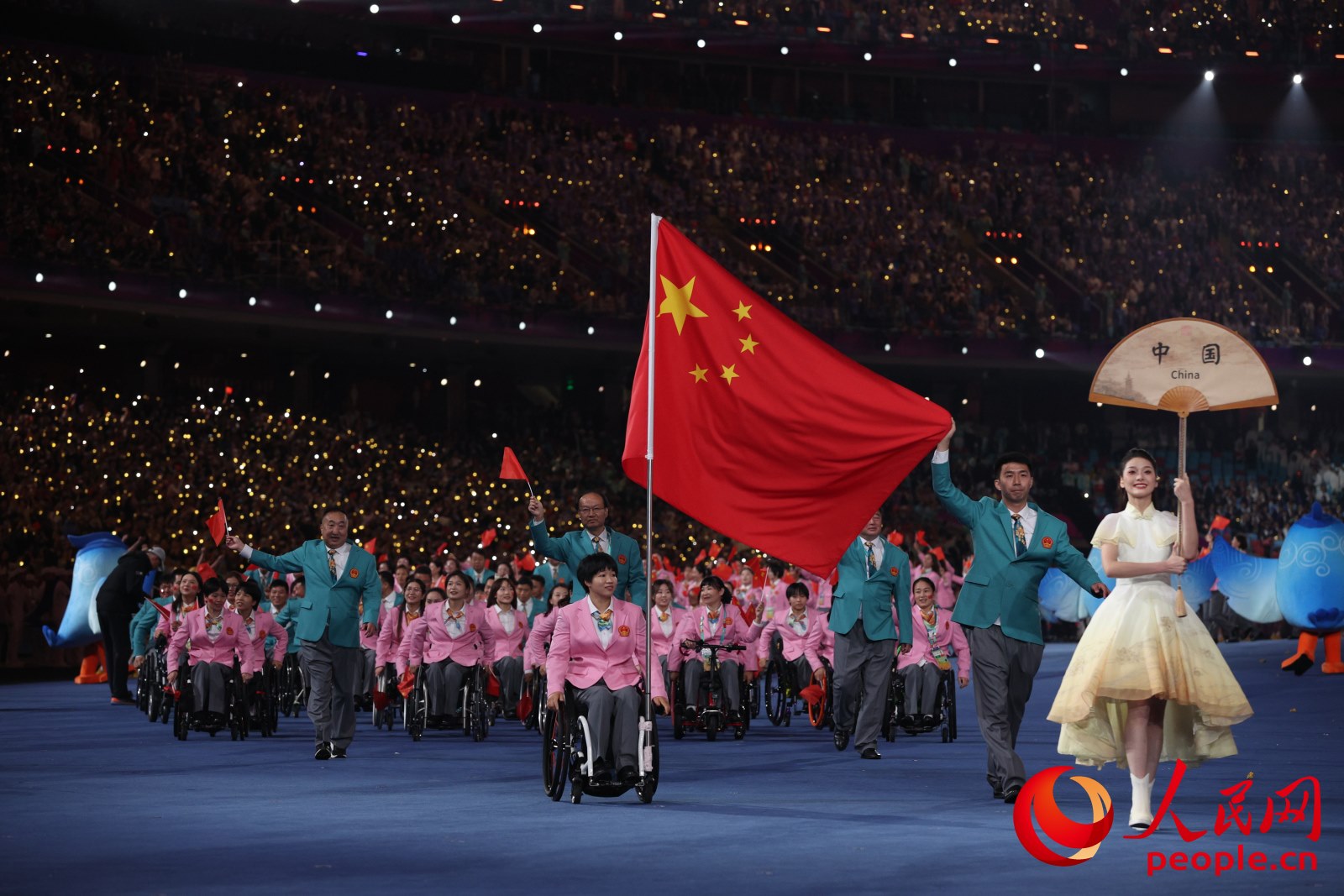 開幕式上，中國體育代表團(tuán)入場。人民網(wǎng) 周靜圓攝