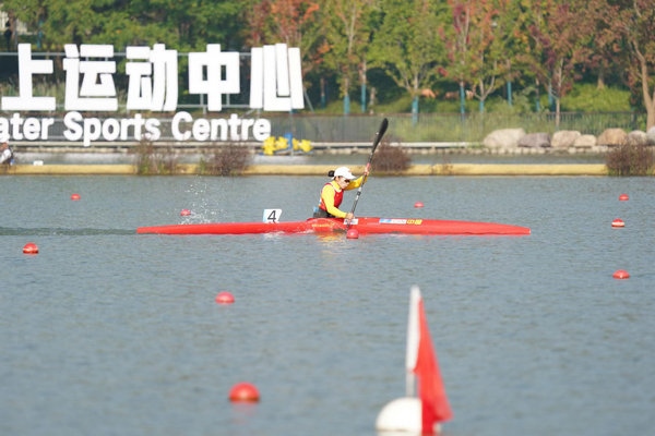 10月23日，杭州第4屆亞殘運會皮劃艇女子KL1級比賽，中國隊選手謝毛三在比賽中。人民網(wǎng)記者 李乃妍攝