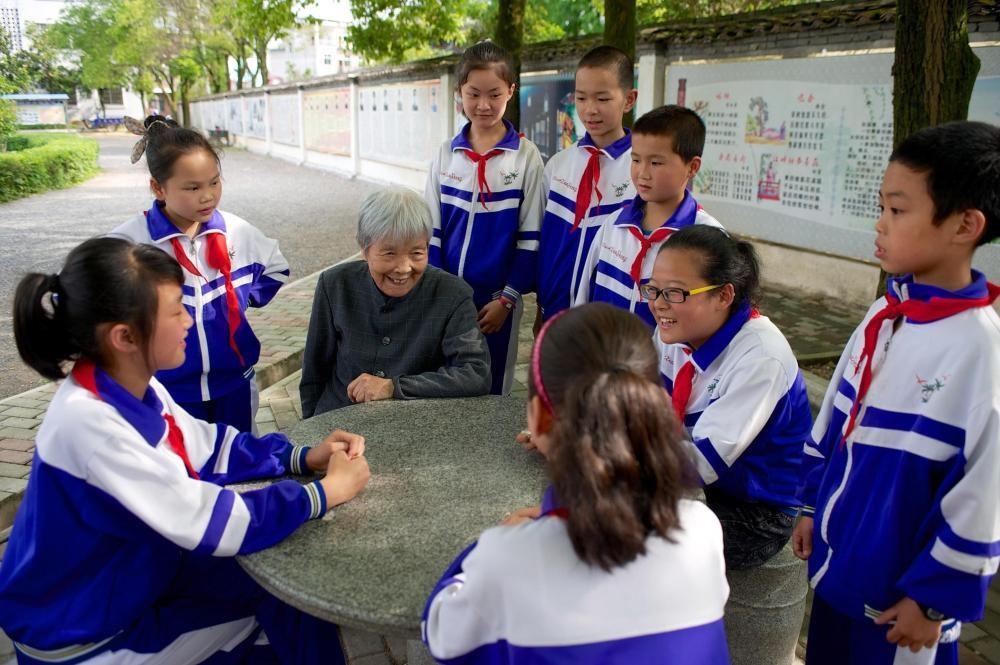 △2013年5月21日，龔全珍老人和江西萍鄉(xiāng)市蓮花縣的孩子們在一起。