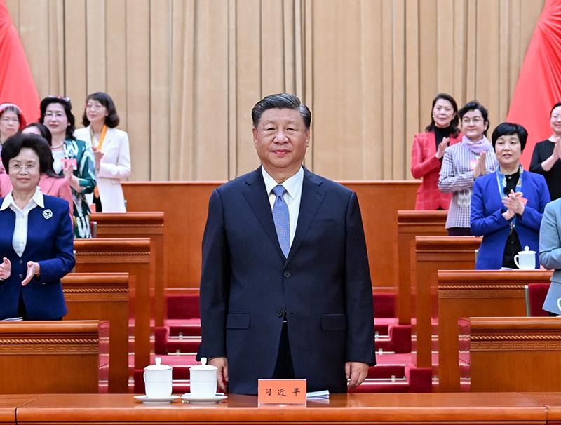 △2023年10月23日，中國婦女第十三次全國代表大會在北京人民大會堂開幕。這是習近平總書記在主席臺向與會代表致意。