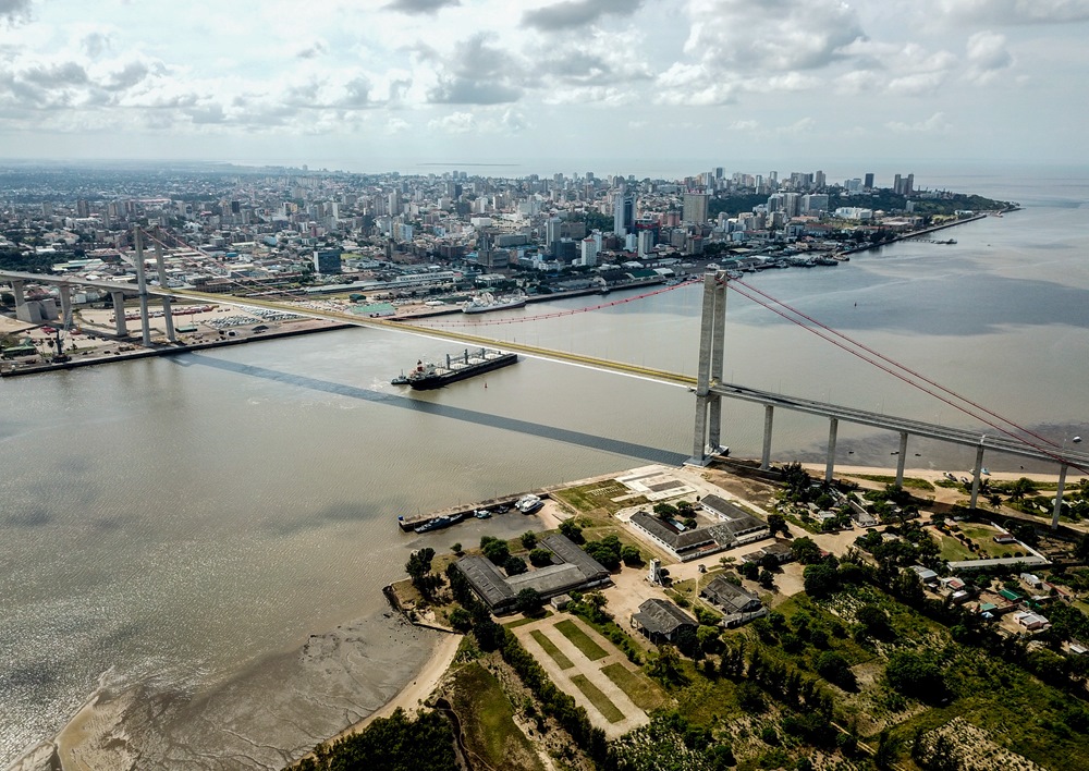 這是2019年4月8日在莫桑比克首都馬普托拍攝的馬普托大橋（無人機(jī)照片）。新華社記者 張宇 攝