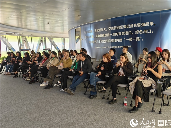 外媒記者探訪天津港北疆港區(qū)C段智能化集裝箱碼頭。人民網(wǎng)記者 符園園攝