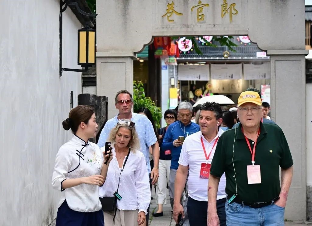 △2023年6月27日，“鼓嶺之友”部分成員和中美各界人士在福建福州南后街三坊七巷參觀訪問。