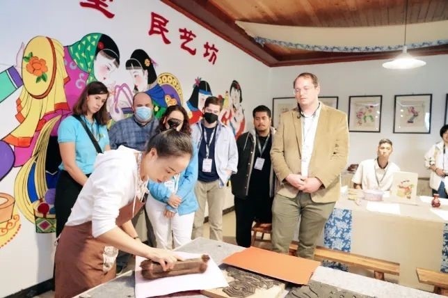 △美國(guó)席勒協(xié)會(huì)青年代表團(tuán)在四川感受中國(guó)傳統(tǒng)文化。