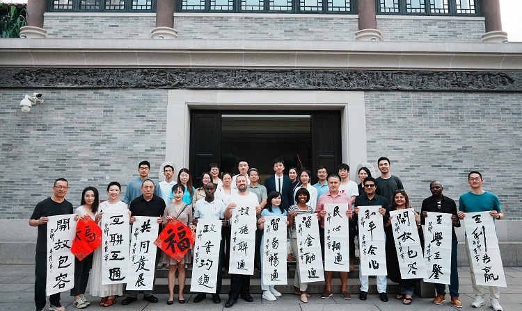 首屆國(guó)際傳播“絲路獎(jiǎng)”獲獎(jiǎng)代表等在廣州市荔灣區(qū)永慶坊參加文化交流活動(dòng)。楊爍壁、王燕攝影報(bào)道