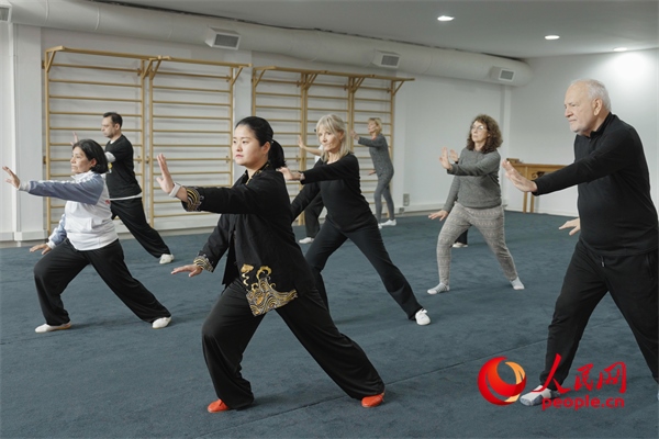 阿根廷武術(shù)俱樂部協(xié)會副會長陳敏正在教學(xué)。人民網(wǎng)記者 張若涵攝