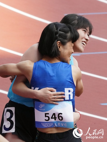 10月23日，杭州亞殘運(yùn)會(huì)田徑女子200米T36級(jí)比賽結(jié)束后，中國體育代表團(tuán)選手史逸婷(后)與韓國選手全珉彩相擁慶祝。人民網(wǎng)記者 胡雪蓉?cái)z