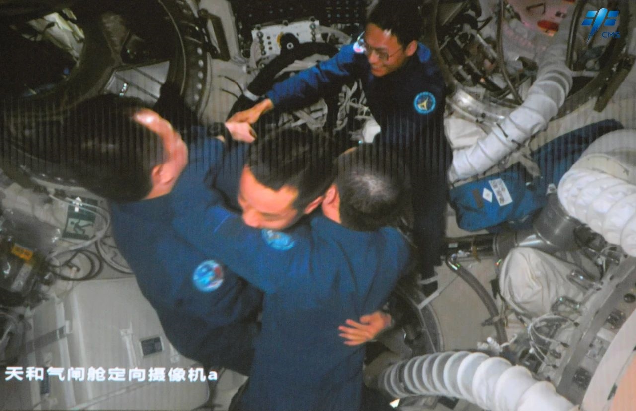 神舟十七號(hào)航天員乘組順利進(jìn)入空間站。中國(guó)載人航天工程辦公室供圖