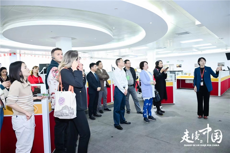 媒體記者參觀天津航空運(yùn)營(yíng)控制中心。主辦方供圖。
