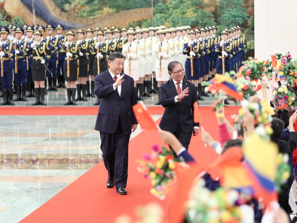 10月25日下午，國(guó)家主席習(xí)近平在北京人民大會(huì)堂同來(lái)華進(jìn)行國(guó)事訪問(wèn)的哥倫比亞總統(tǒng)佩特羅舉行會(huì)談。這是會(huì)談前，習(xí)近平在人民大會(huì)堂北大廳為佩特羅舉行歡迎儀式。