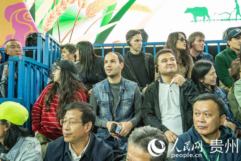 “村BA”決賽現(xiàn)場(chǎng)，看臺(tái)座無(wú)虛席。人民網(wǎng) 陽(yáng)茜攝