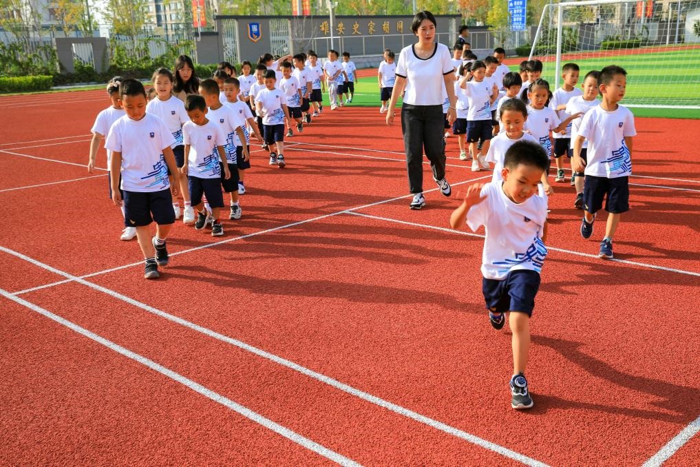 2023年9月，雄安史家胡同小學(xué)的學(xué)生們?cè)诓賵?chǎng)上活動(dòng)。新華社記者張鋮 攝