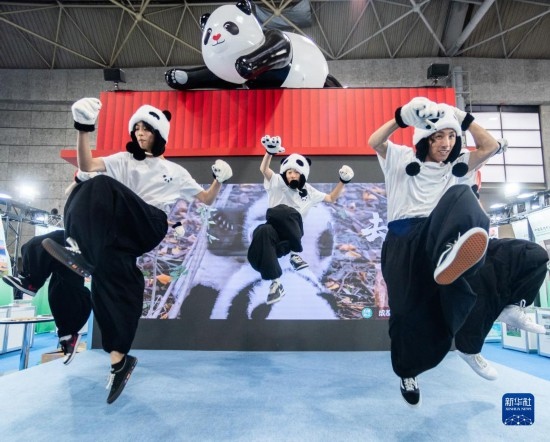  10月29日，街舞隊在日本大阪國際會展中心中國館表演街舞。新華社發(fā)（中國駐大阪旅游辦事處供圖）