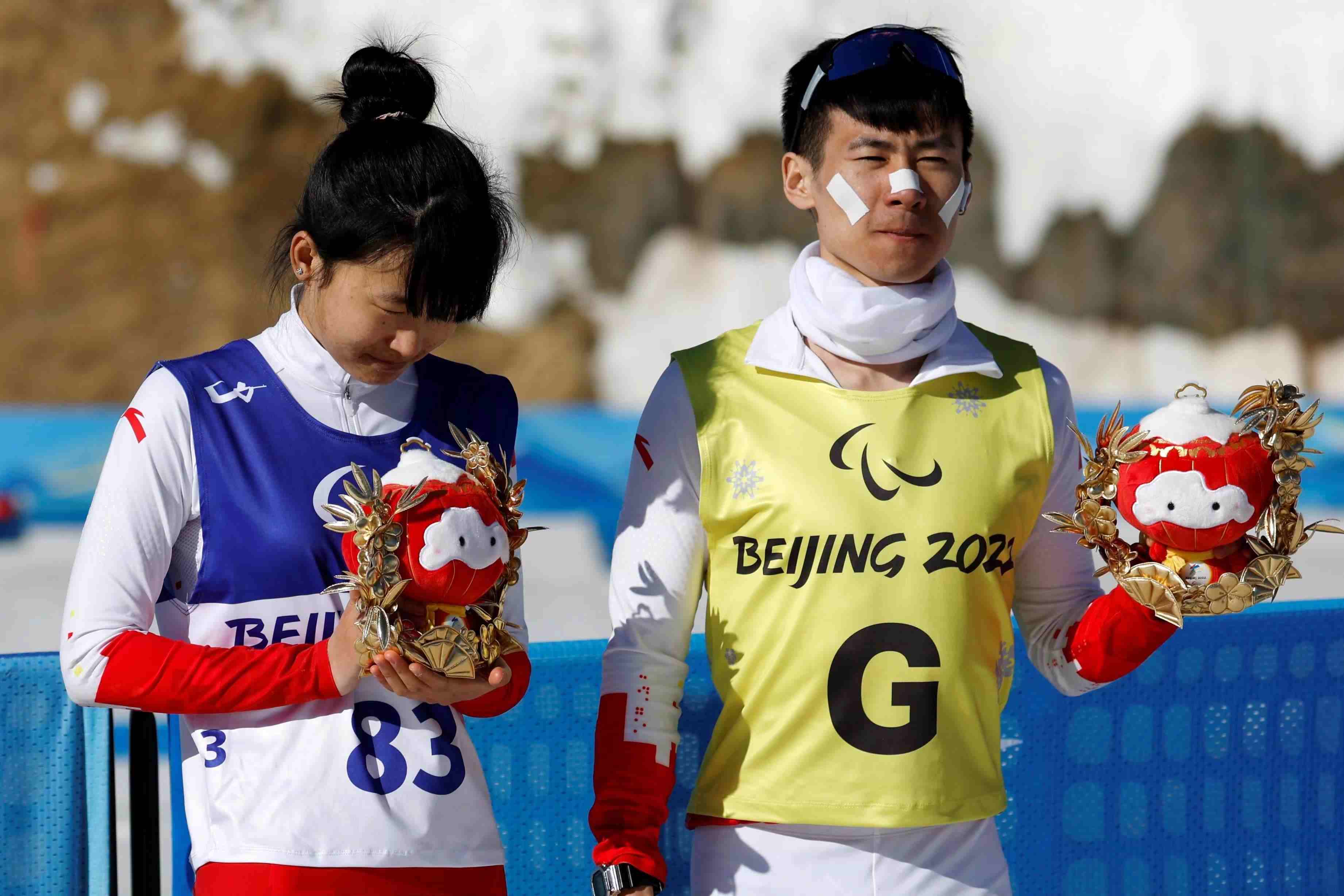 △2022年3月8日，在2022冬殘奧會殘奧冬季兩項女子中距離（視障）比賽中，中國選手王躍（左）獲季軍。