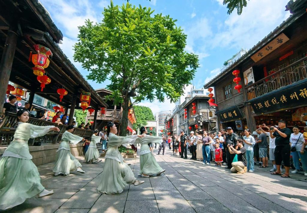 國(guó)慶節(jié)期間，福州市三坊七巷歷史文化街區(qū)上演《尋夢(mèng)閩都》快閃。新華社發(fā)