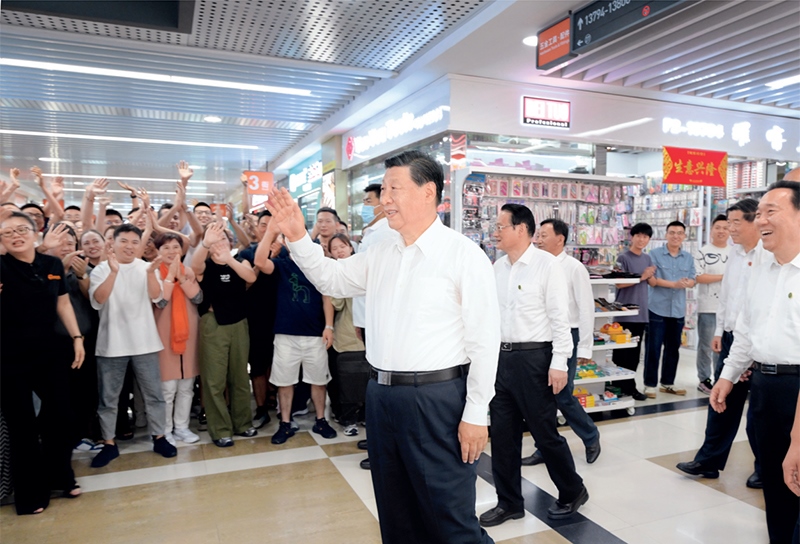 2023年9月20日至21日，中共中央總書記、國家主席、中央軍委主席習近平在浙江考察。這是20日上午，習近平在義烏國際商貿(mào)城考察時，同商戶親切交流。 新華社記者 李學仁/攝