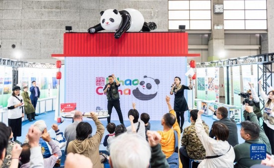  10月29日，游客在日本大阪國際會展中心中國館參與中國旅游知識問答活動。新華社發(fā)（中國駐大阪旅游辦事處供圖）