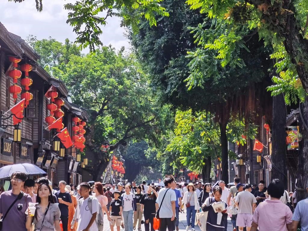 國(guó)慶節(jié)期間，三坊七巷歷史文化街區(qū)游人如織。新華社發(fā)