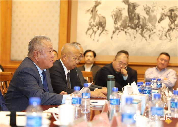 2.2023年10月30日，張義波（左一）會(huì)長(zhǎng)匯報(bào)商會(huì)工作情況。人民網(wǎng)記者 霍文攝