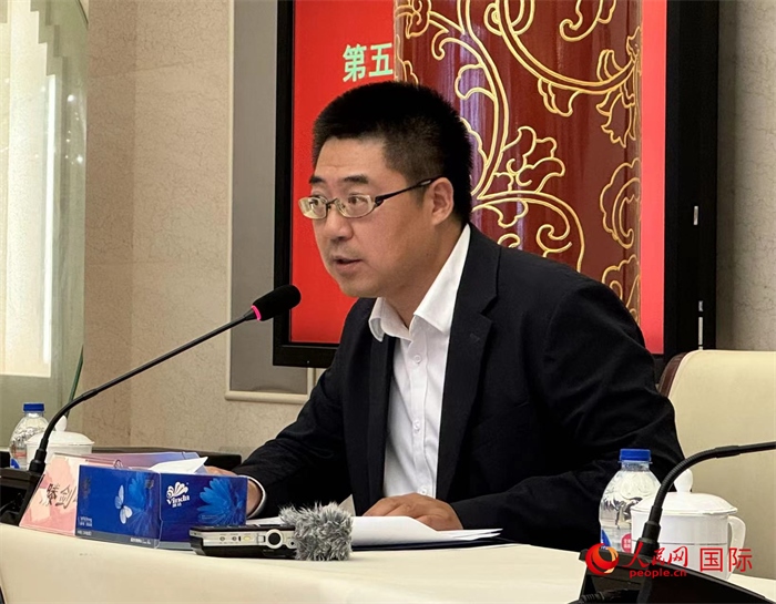 10月31日，歐美同學會副秘書長滕劍峰在第五屆中法文化論壇媒體吹風會上講話。（人民網(wǎng) 謝瑩攝）