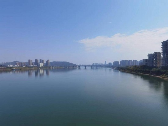 10月24日，在清水塘大橋景觀通道上拍攝的湘江景色。本報記者 常雯宜攝