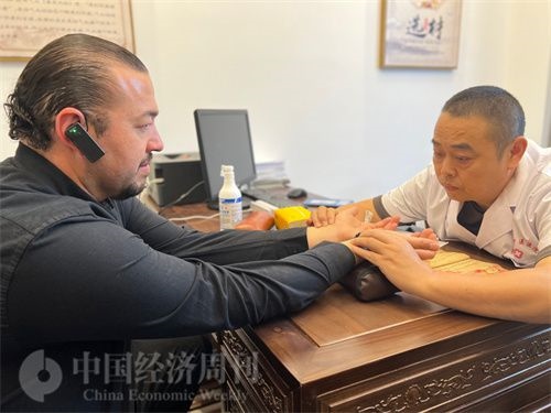  （外媒記者走進(jìn)中醫(yī)堂，問診中醫(yī)名師。中國經(jīng)濟(jì)周刊記者 郭志強(qiáng)攝）