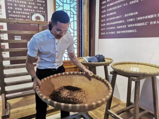 2023“一帶一路”媒體合作論壇聯(lián)合采訪團(tuán)團(tuán)員在非遺文化展示館體驗(yàn)中藥炮制技藝。（本報(bào)記者 黃超攝）