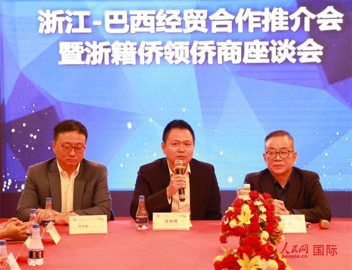 中國駐里約代總領(lǐng)事王尉育（中）在活動(dòng)中致辭。人民網(wǎng)記者 陳海琪攝