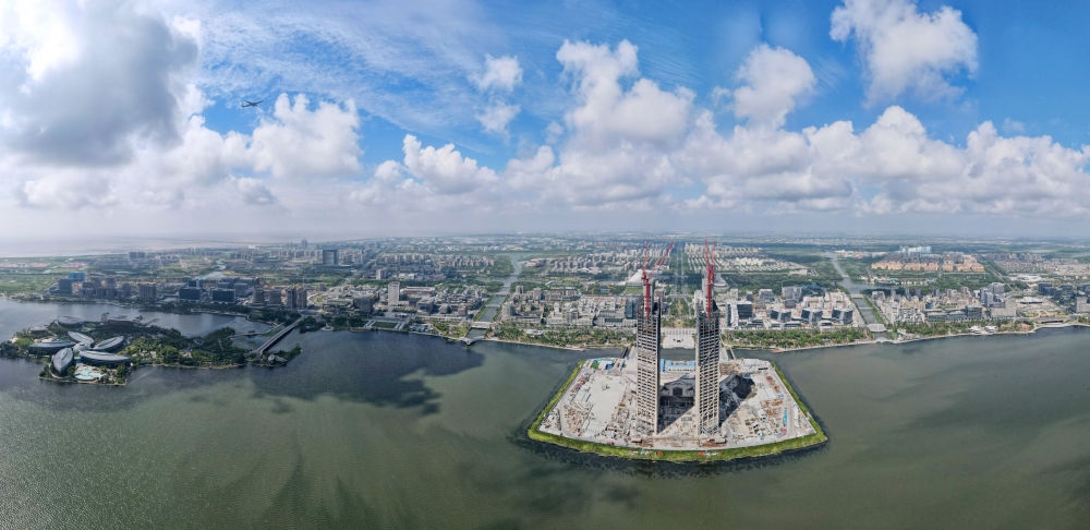 空中俯瞰中國(guó)（上海）自由貿(mào)易試驗(yàn)區(qū)臨港新片區(qū)，左上為東海大橋，前為建設(shè)中的中銀金融中心大樓（2023年9月6日攝，無(wú)人機(jī)照片）。新華社記者 方喆 攝