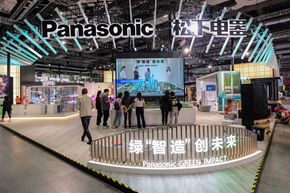 2023年11月2日，工作人員在進(jìn)博會(huì)松下電器展位做準(zhǔn)備工作。新華社記者 辛夢(mèng)晨 攝