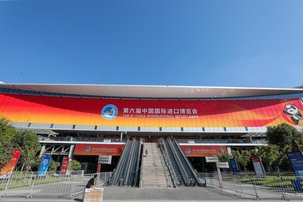 11月2日，第六屆進(jìn)博會場館國家會展中心（上海）外景。新華社記者 辛夢晨 攝