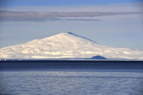 羅斯海沿岸的火山。新華社記者 張建松 攝