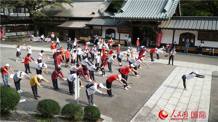 開跑前，中日青少年一起做熱身運動。人民網(wǎng) 蔣曉辰攝