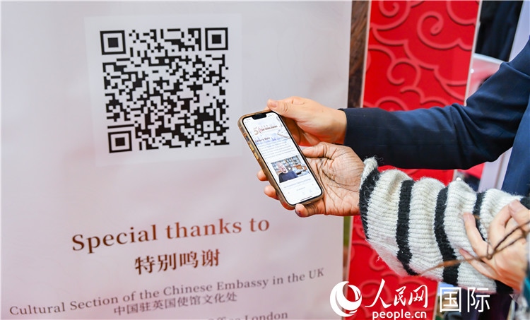 觀眾掃碼《我們的中國(guó)故事》系列視頻。人民網(wǎng) 郭錦標(biāo)攝