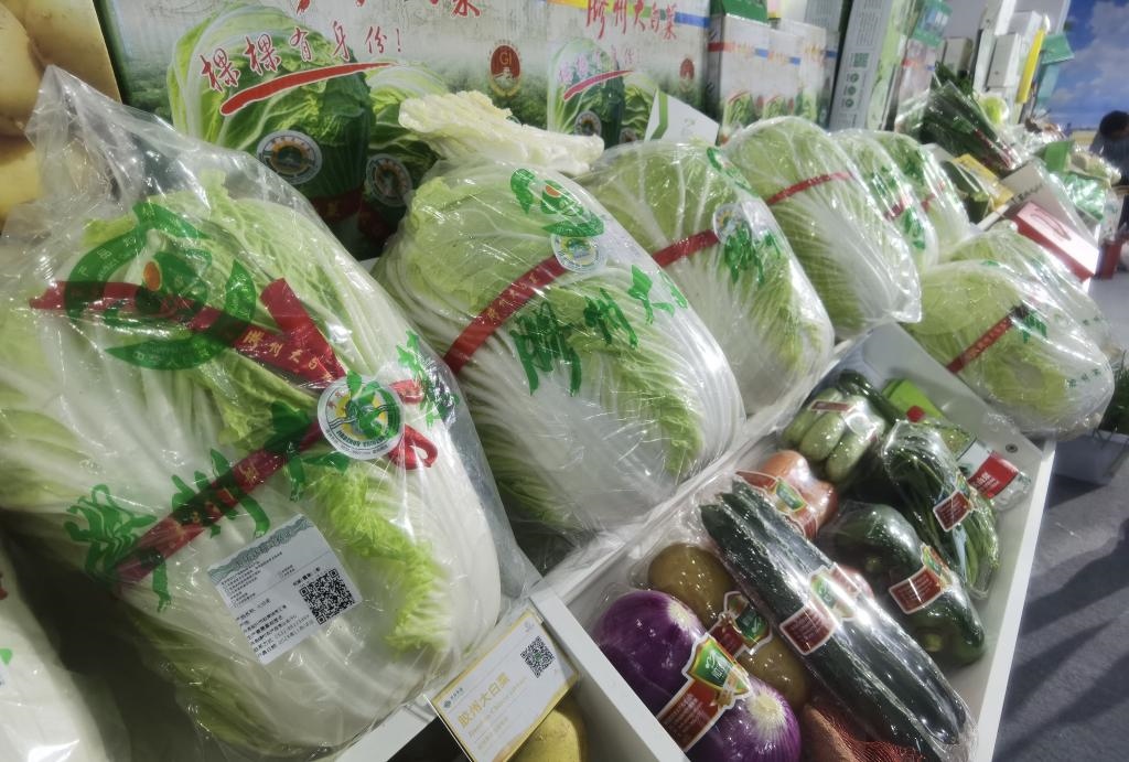 圖為本屆農(nóng)交會現(xiàn)場展示的膠州大白菜等蔬菜。新華社記者王凱攝