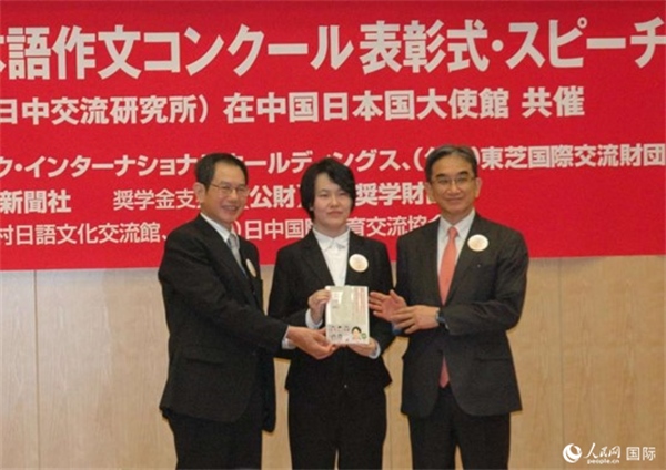 日本駐華大使垂秀夫（右一）、日本僑報(bào)社總編輯段躍中（左一）和趙志琳同學(xué)合影留念。人民網(wǎng)記者 陳建軍攝