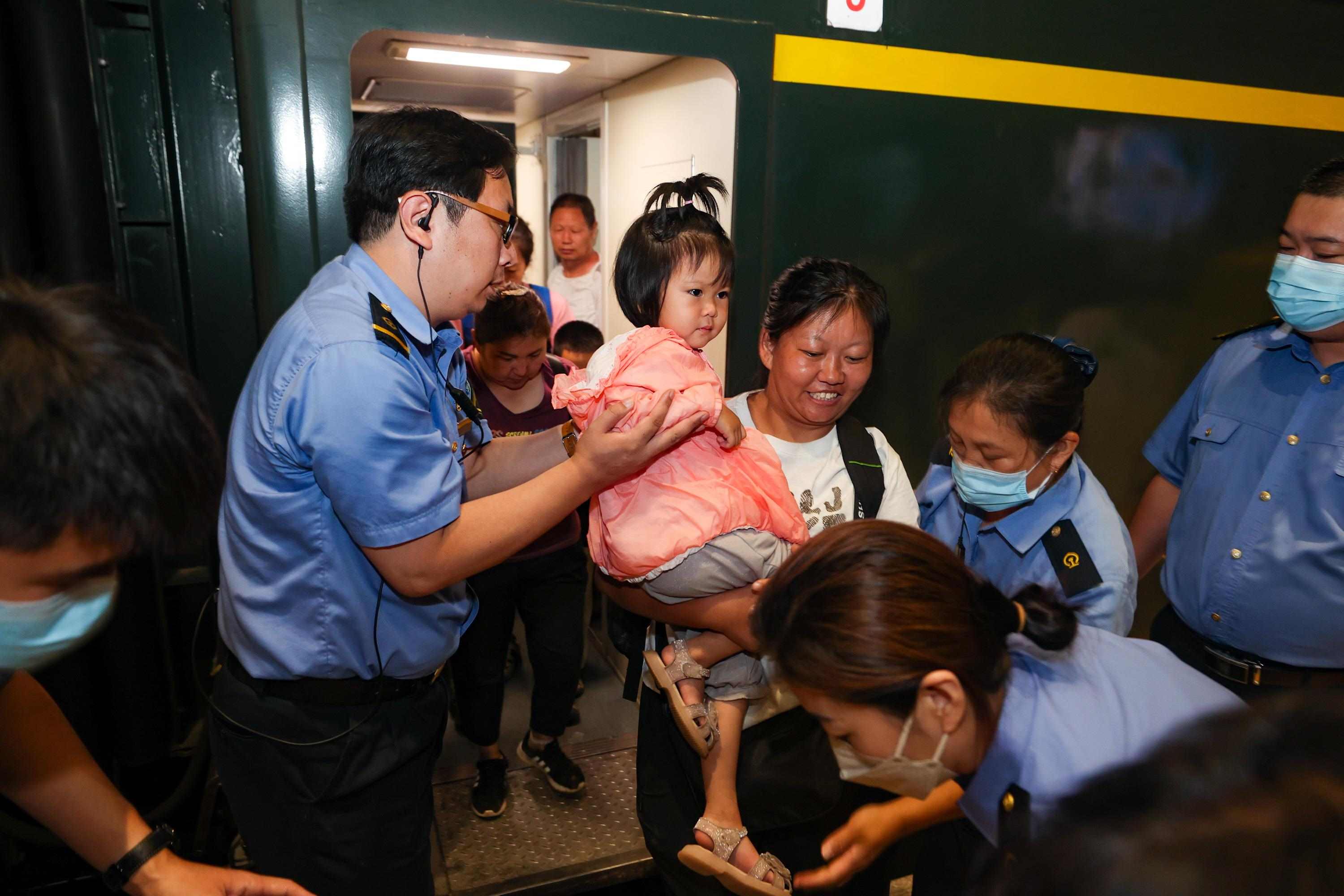 2023年8月2日，因強(qiáng)降雨被困的K396次列車第二批近500名旅客在救援隊(duì)的一路護(hù)送下，徒步五個小時(shí)抵達(dá)妙峰山鎮(zhèn)水峪嘴村。稍作休整后，他們乘坐臨時(shí)旅客列車前往北京豐臺站。