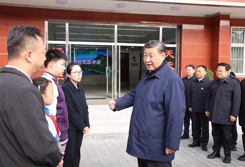 2023年11月10日，習(xí)近平總書記在北京門頭溝妙峰山民族學(xué)校，親切慰問因公犧牲烈士家屬。