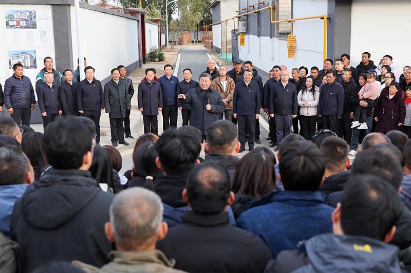 2023年11月10日，習(xí)近平總書記在河北保定涿州市萬全莊村考察時(shí)，同村民們親切交流。