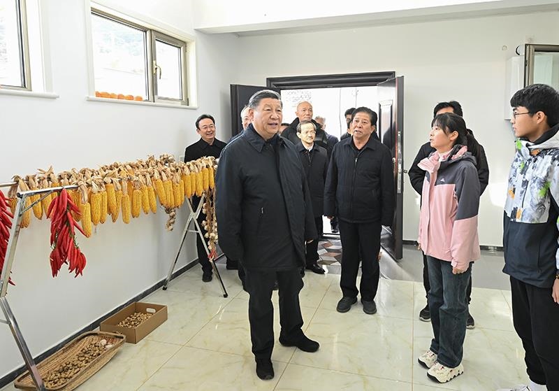 2023年11月10日，習(xí)近平總書記在北京門頭溝妙峰山鎮(zhèn)水峪嘴村村民李盟家看望慰問，了解房屋受損、修繕和冬季取暖等情況。